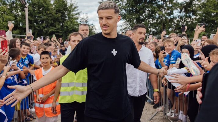 Ilustrasi tarik muharemovic untuk artikel Tarik Muharemovic Resmi ke Leeds dengan Nilai 40 Juta Euro